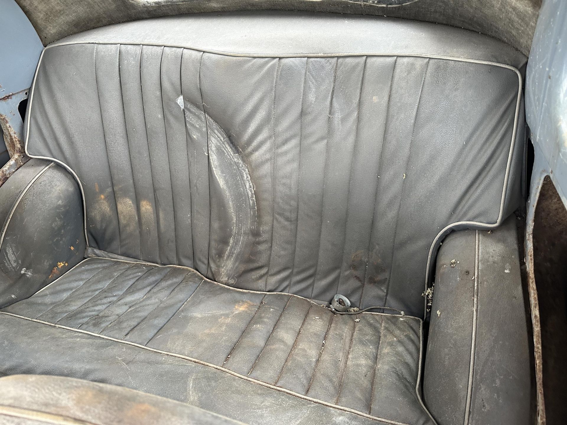 A VINTAGE AUSTIN A30 BARN FIND RESTORATION PROJECT COMPLETE WITH A NUMBER OF SPARE PARTS TO - Image 10 of 19