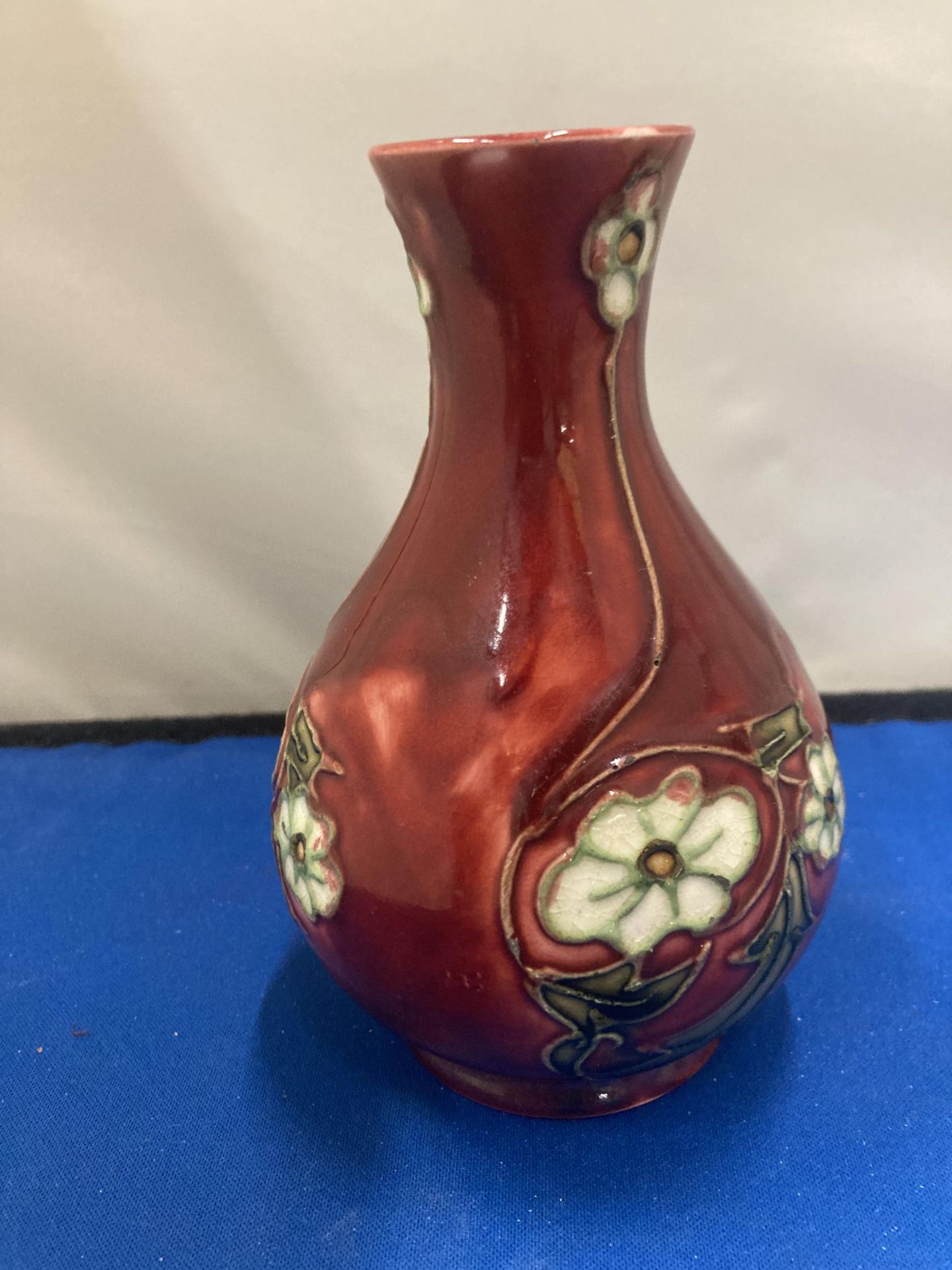 A MINTON SECESSIONIST VASE IN RED WITH CREAM FLOWERS CIRCA 1910 MARKED TO THE BASE MINTONS LTD No 33 - Bild 2 aus 4