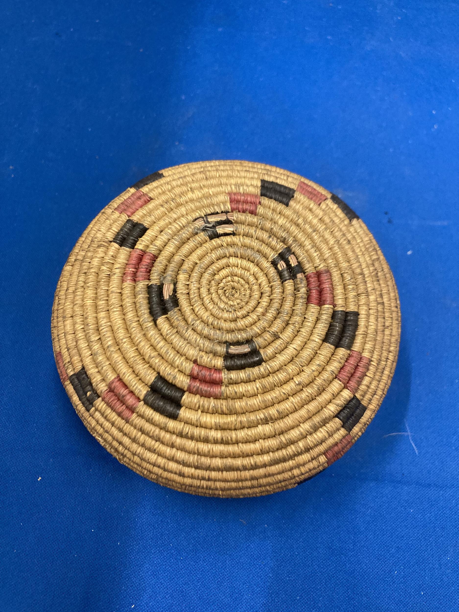 A LATE 19TH/EARLY 20TH CENTURY INDIAN BASKET HEIGHT 6CM - Image 3 of 3