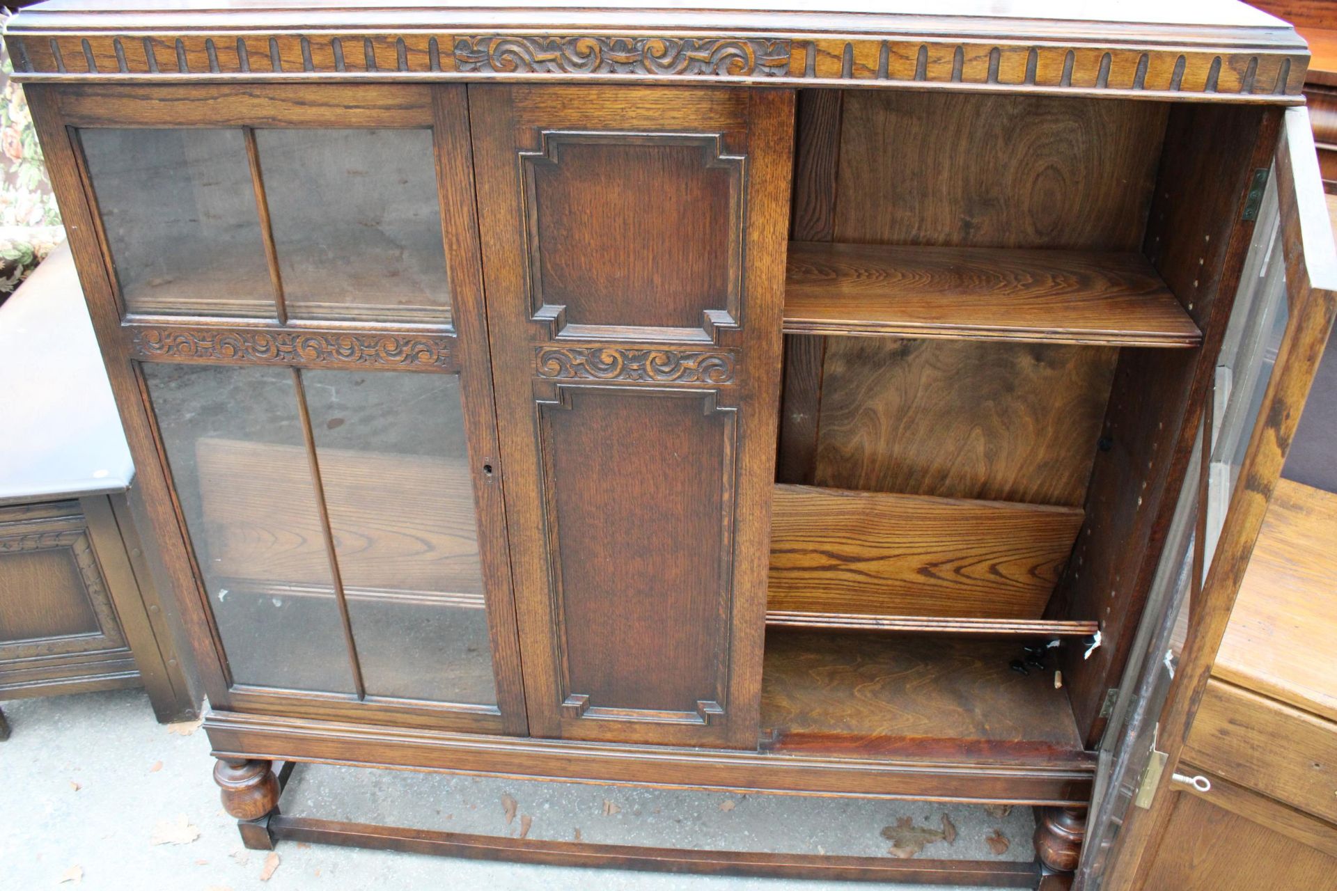AN EARLY 20TH CENTURY OAK TWO DOOR DISPLAY CABINET ON OPEN BASE WITH TURNED FRONT LEGS, 48" WIDE - Bild 3 aus 3