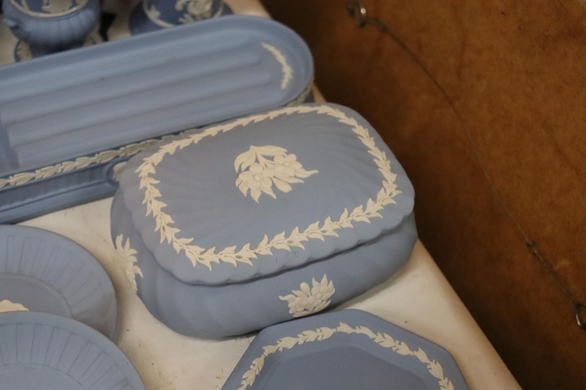 A LARGE COLLECTION OF WEDGWOOD POWDER BLUE JASPERWARE, TO INCLUDE CABINET PLATES, LARGE BOWLS, PIN - Image 4 of 10