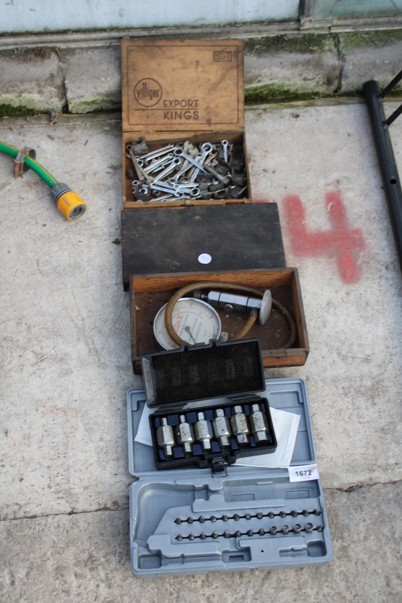 AN ASSORTMENT OF HAND TOOLS TO INCLUDE A VINTAGE COMPRESSION GAUGE AND SMALL SPANNERS ETC
