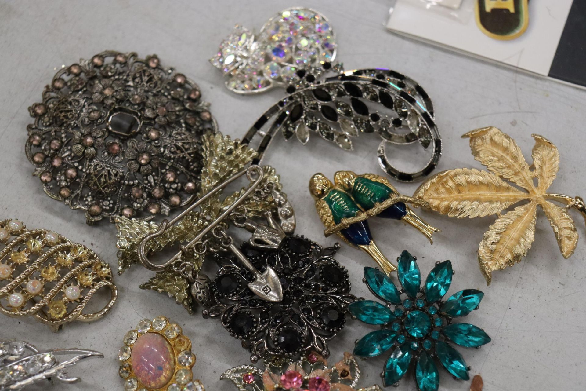 A QUANTITY OF VINTAGE BROOCHES - 21 IN TOTAL - Image 6 of 7