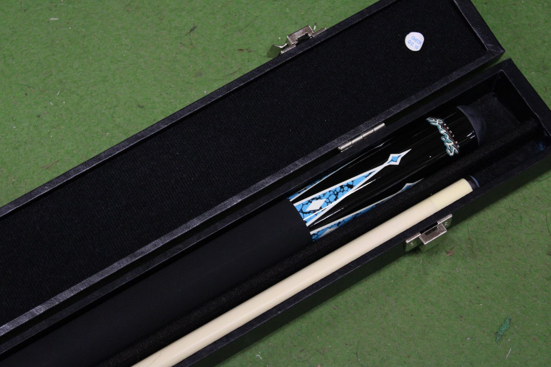 A STINGER DE LUX POOL CUE IN A HARD CASE - Image 3 of 6