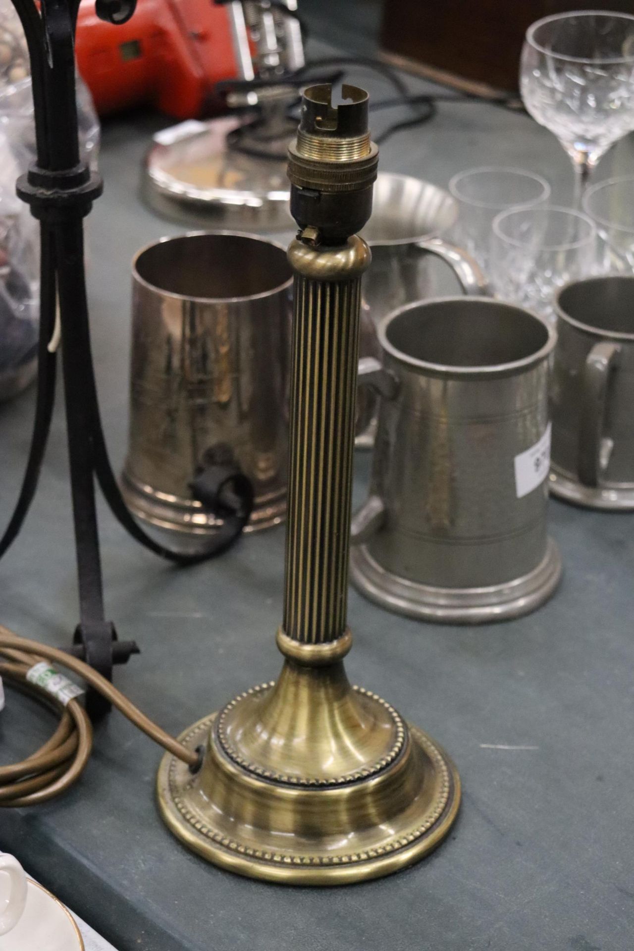 TWO TABLE LAMPS TO INCLUDE ONE WITH BRASS COLUMN BASE AND A CAST METAL ONE - Image 7 of 8