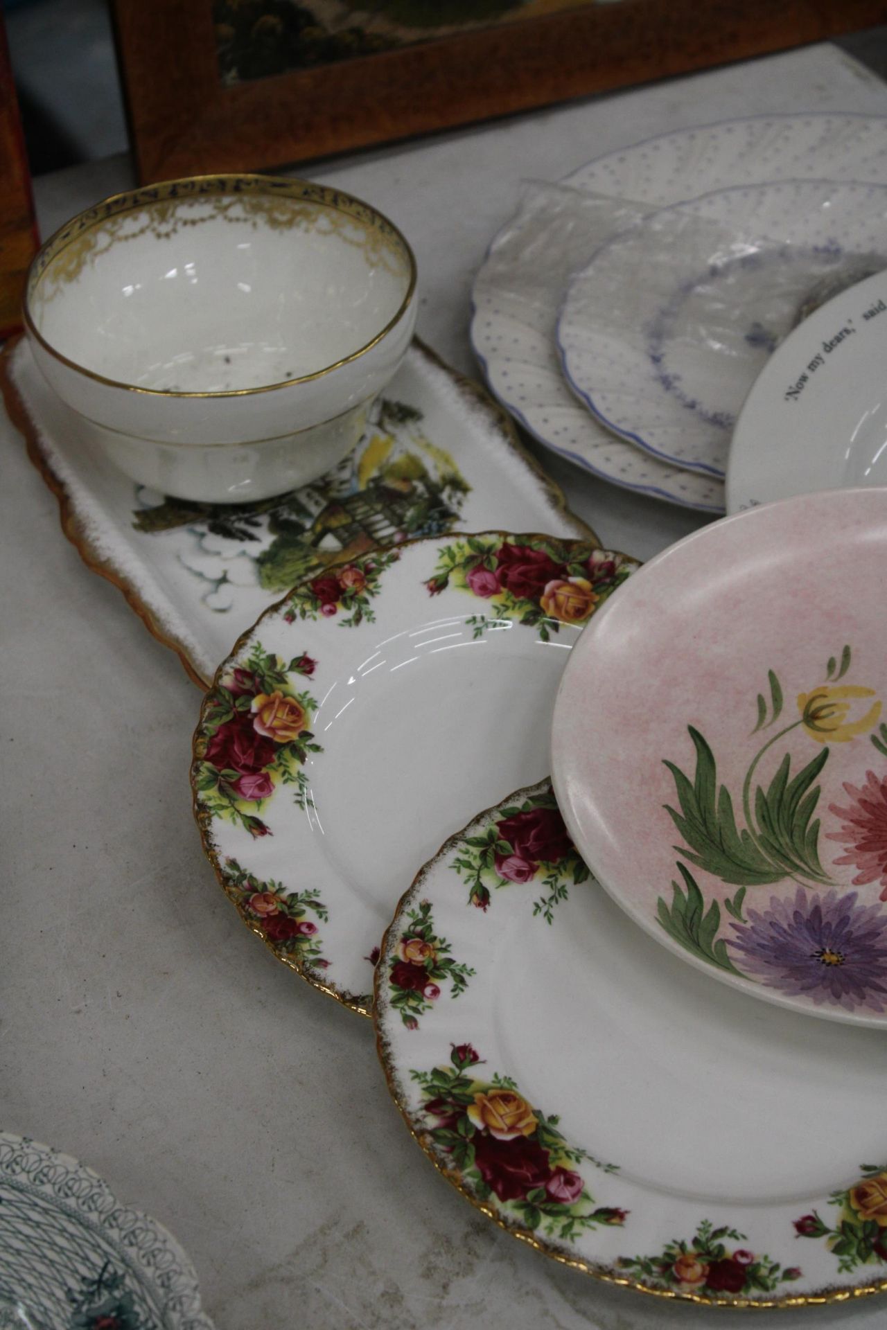 A QUANTITY OF VINTAGE PLATES TO INCLUDE ROYAL ALBERT 'OLD COUNTRY ROSES', PETER RABBIT, A CAKE - Image 4 of 6