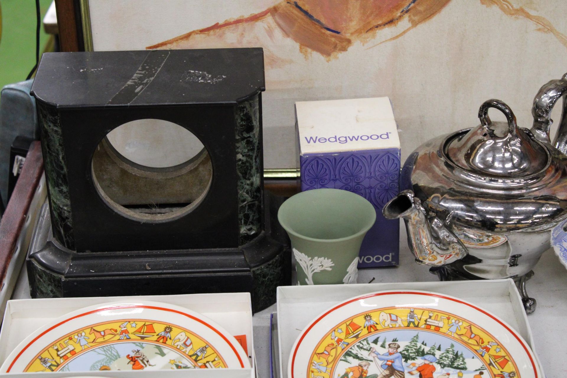 A MIXED LOT TO INCLUDE A PAGE TURNER WITH HALLMARKED SILVER TOP, WEDGWOOD CHRISTMAS PLATES, A - Image 4 of 5