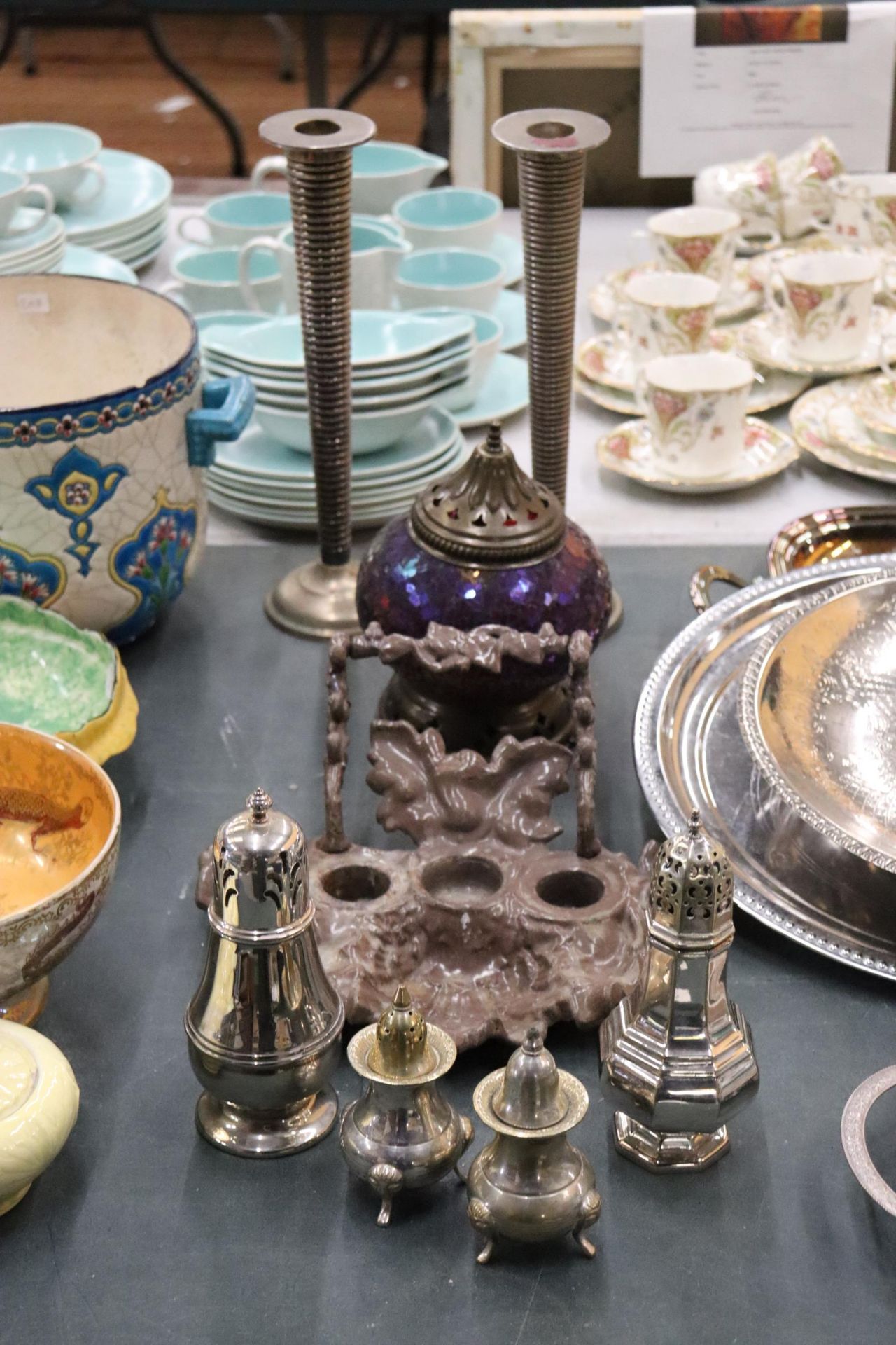 A MIXED LOT TO INCLUDE A MOSIAC CRACKLE GLASS CANDLE HOLDER, CANDLESTICKS, CRUET SET, ETC.,