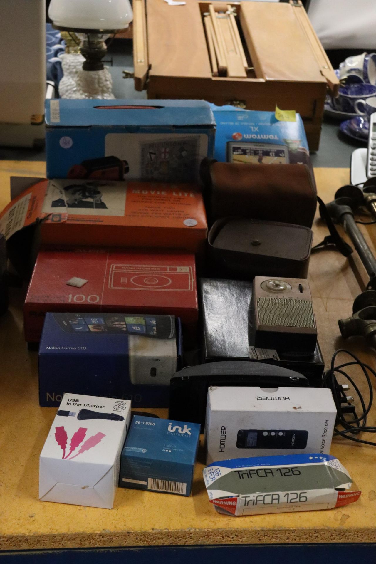 A MIXED LOT TO INCLUDE A TOMTOM, NOKIA LUMIA 610 CAMERA, A MOVIE LITE, SAMSUNG PHONE, ETC., - Image 2 of 14