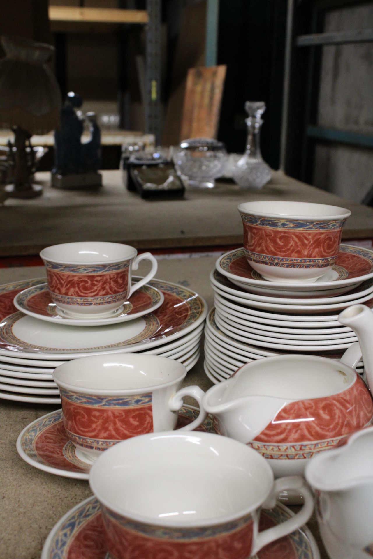 A CHURCHILL PART DINNER SERVICE TO INCLUDE VARIOUS SIZES OF PLATES, BOWLS, TWO TEAPOTS, SAUCE - Image 4 of 5