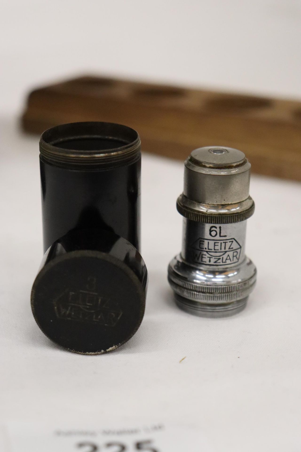 AN ERNST LEITZ WETZLAR MICROSCOPE, NO. 324603, WITH WOOD TRAY AND SPARE LENS - Bild 10 aus 10