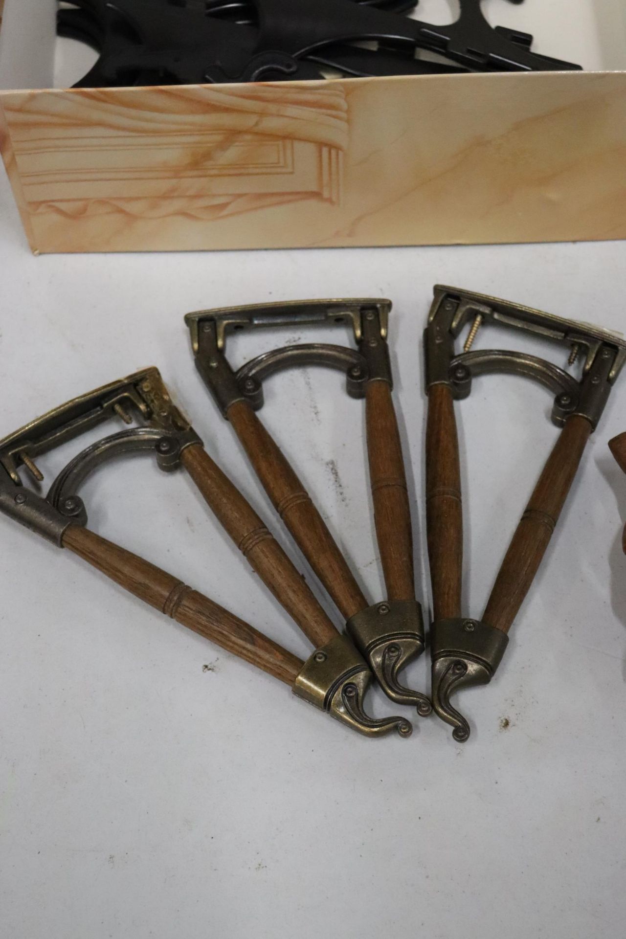 THREE VINTAGE SWIVEL HOOK WALL BRACKETS TOGETHER WITH A QUANTITY OF PLATE STANDS, - Bild 3 aus 8