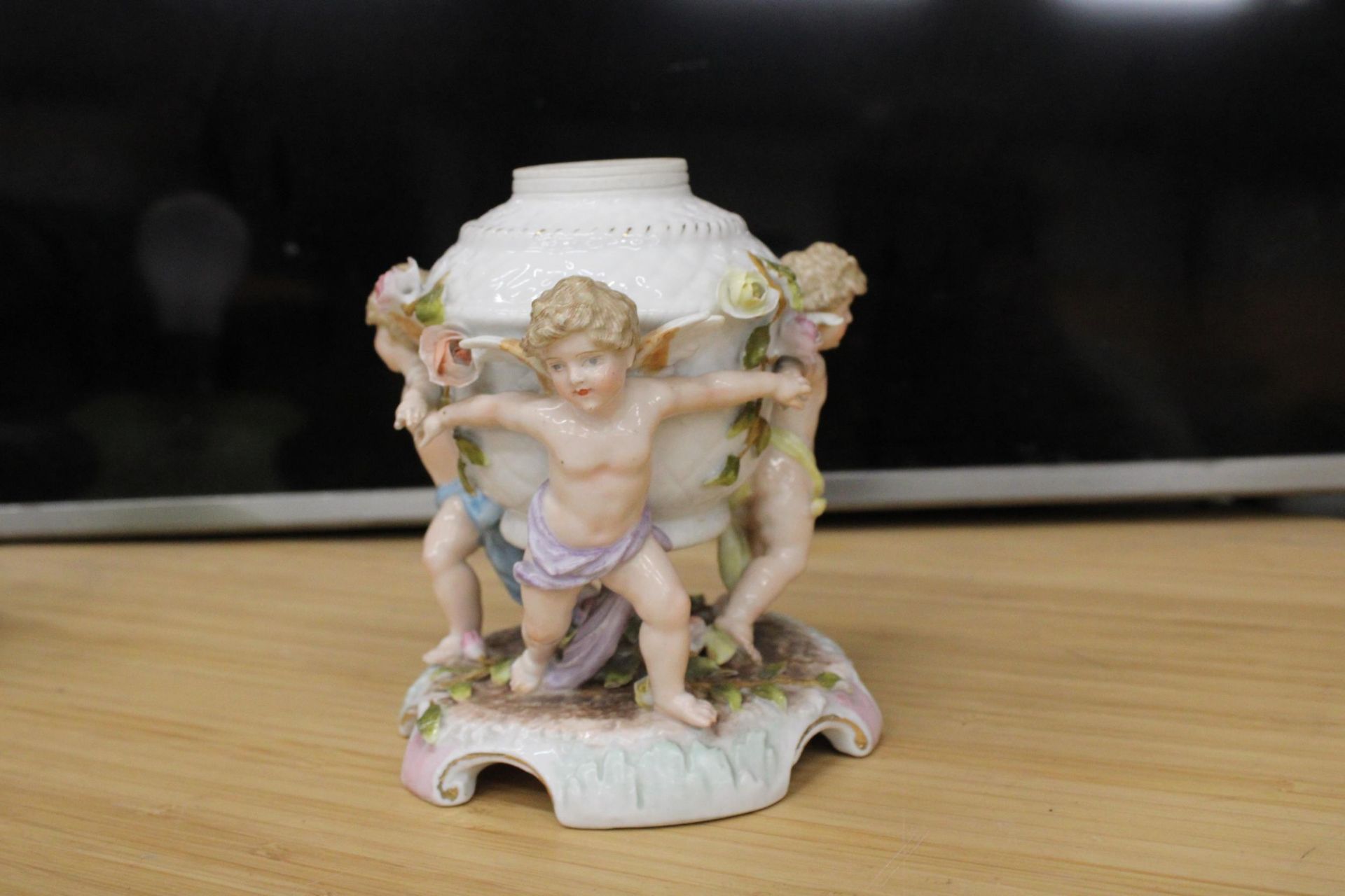 A MEISSEN STYLE PORCELAIN OIL LAMP BASE IN THE FORM OF CHERUBS - Image 2 of 5