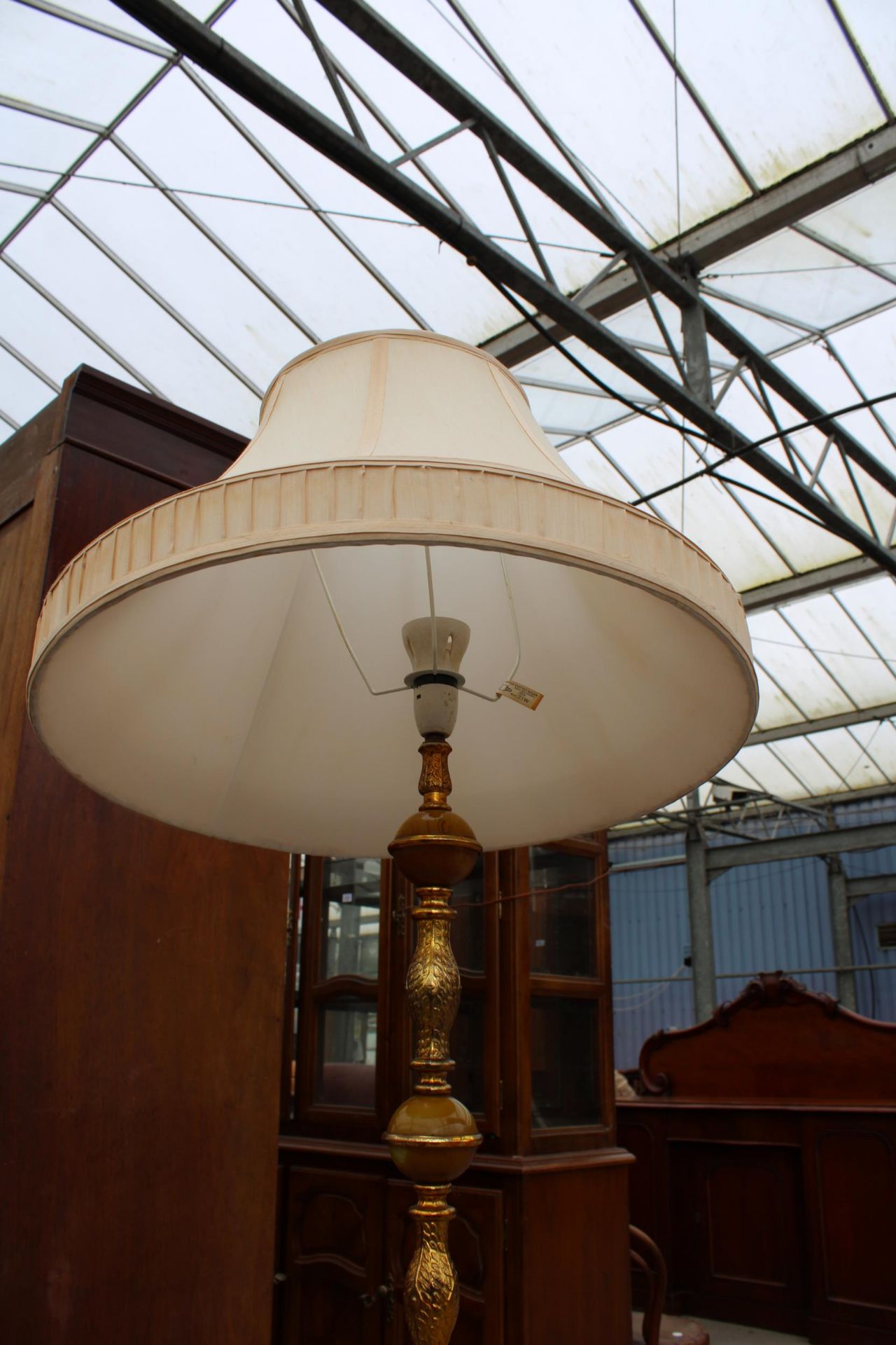 AN ONYX AND GILT STANDARD LAMP WITH SHADE - Image 4 of 4