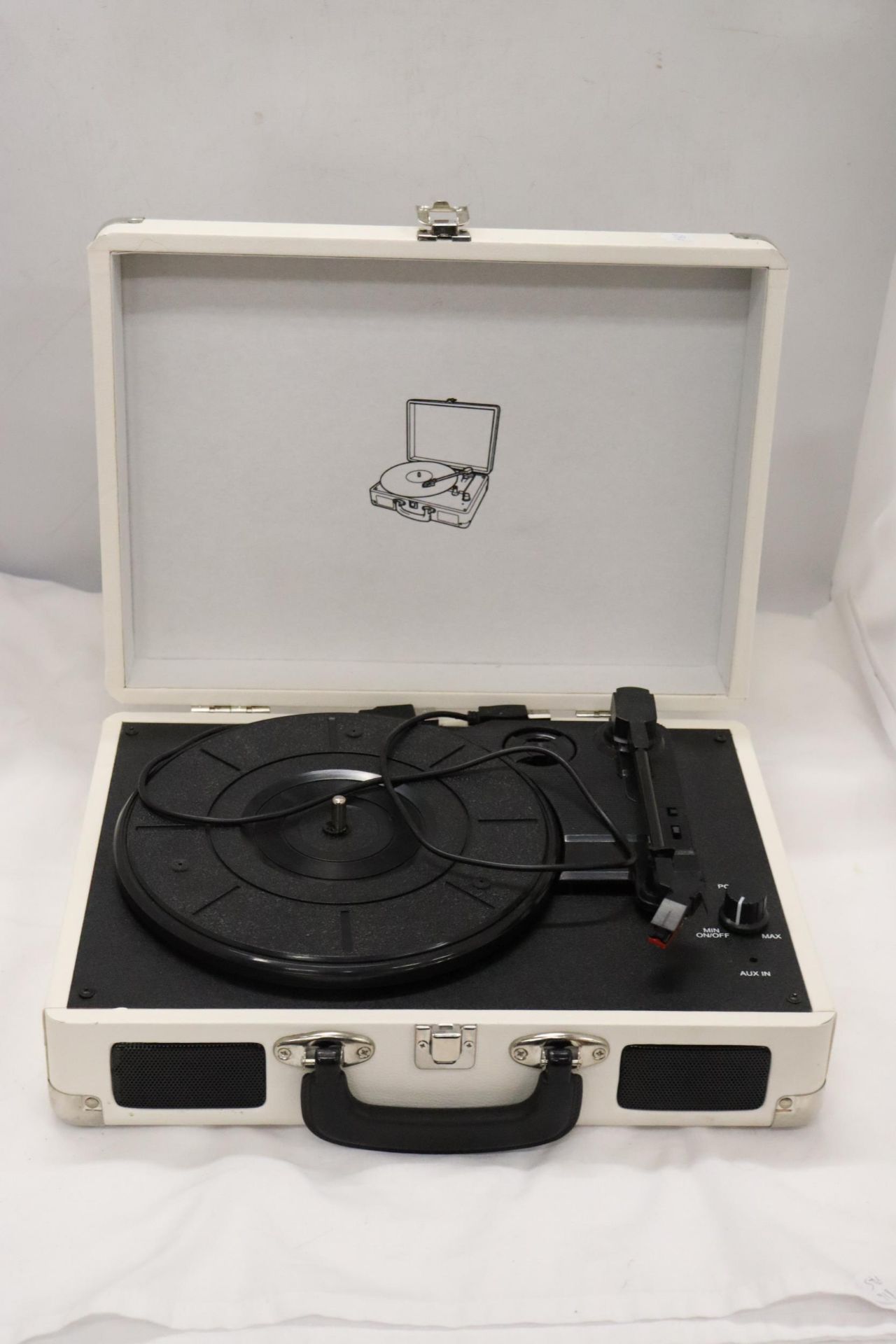 A MAXTEK 'SUITCASE' RECORD PLAYER WITH INSTRUCTIONS - Image 2 of 10