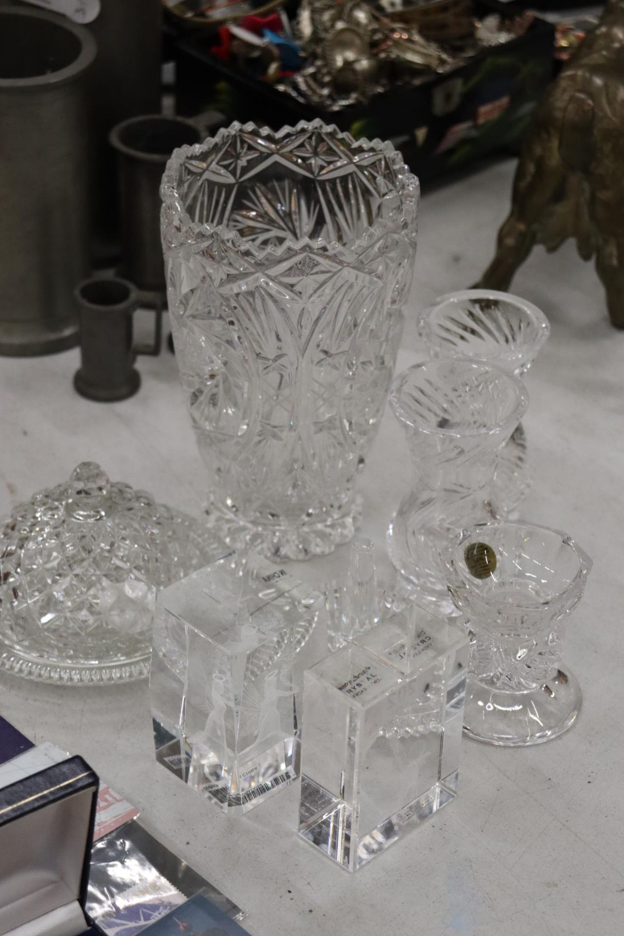A QUANTITY OF GLASSWARE TO INCULDE RING TRINKET, CANDLESTICK, COUNTRY ARTIST CRYSTAL TREASURES ETC - Image 10 of 10