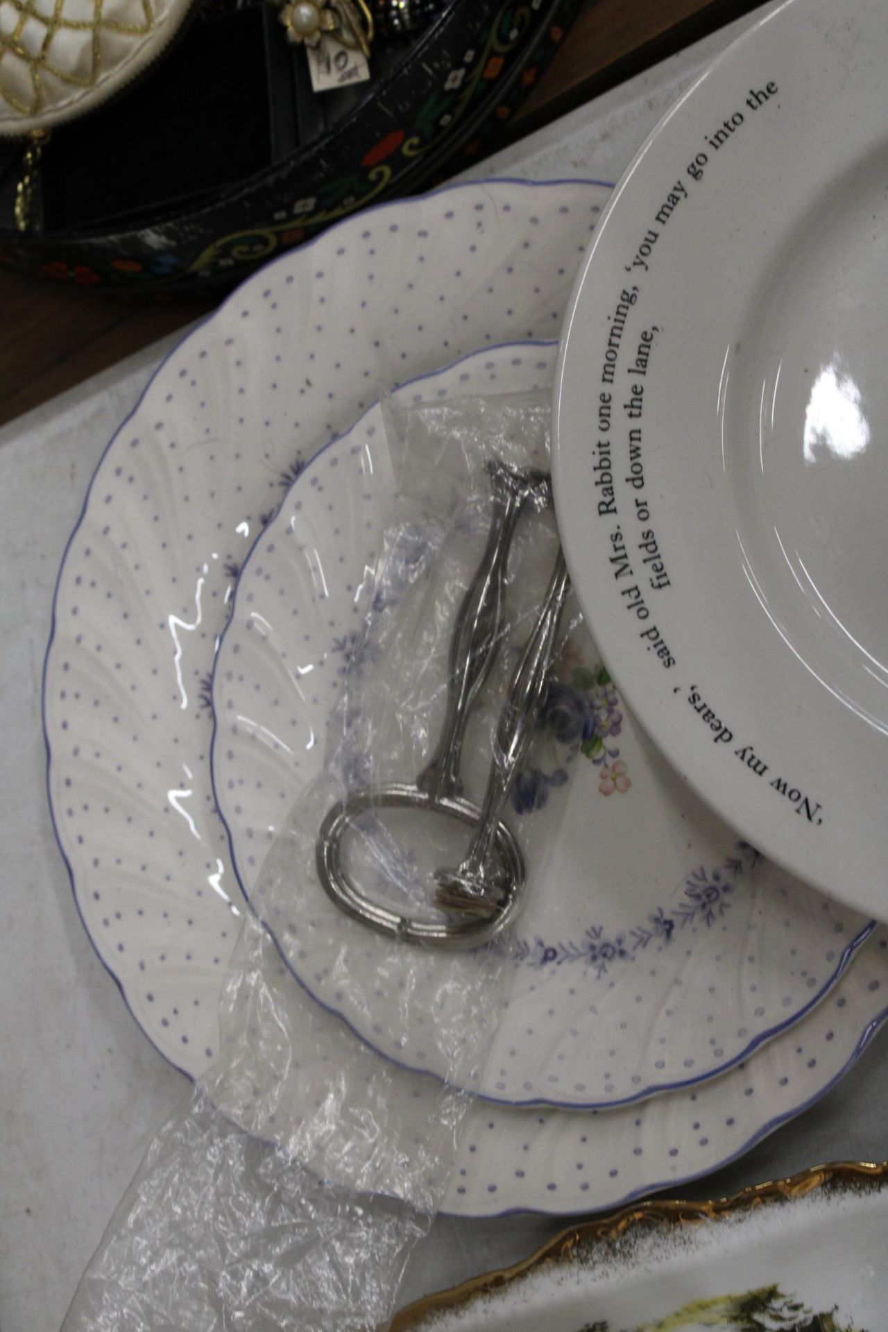 A QUANTITY OF VINTAGE PLATES TO INCLUDE ROYAL ALBERT 'OLD COUNTRY ROSES', PETER RABBIT, A CAKE - Image 6 of 6