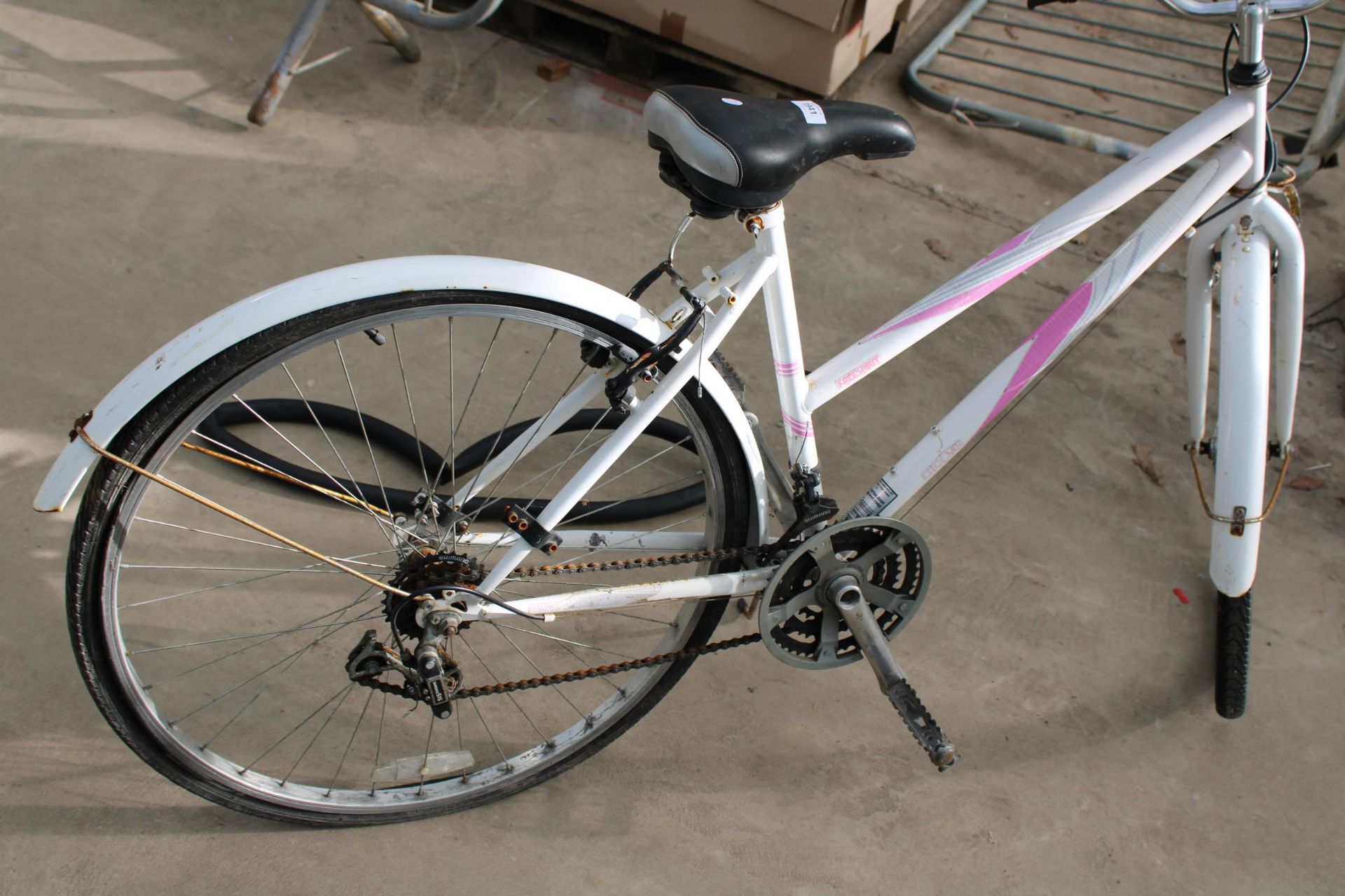A DISCOVER FREESPIRIT LADIES BIKE WITH 18 SPEED SHIMANO GEAR SYSTEM - Image 3 of 4