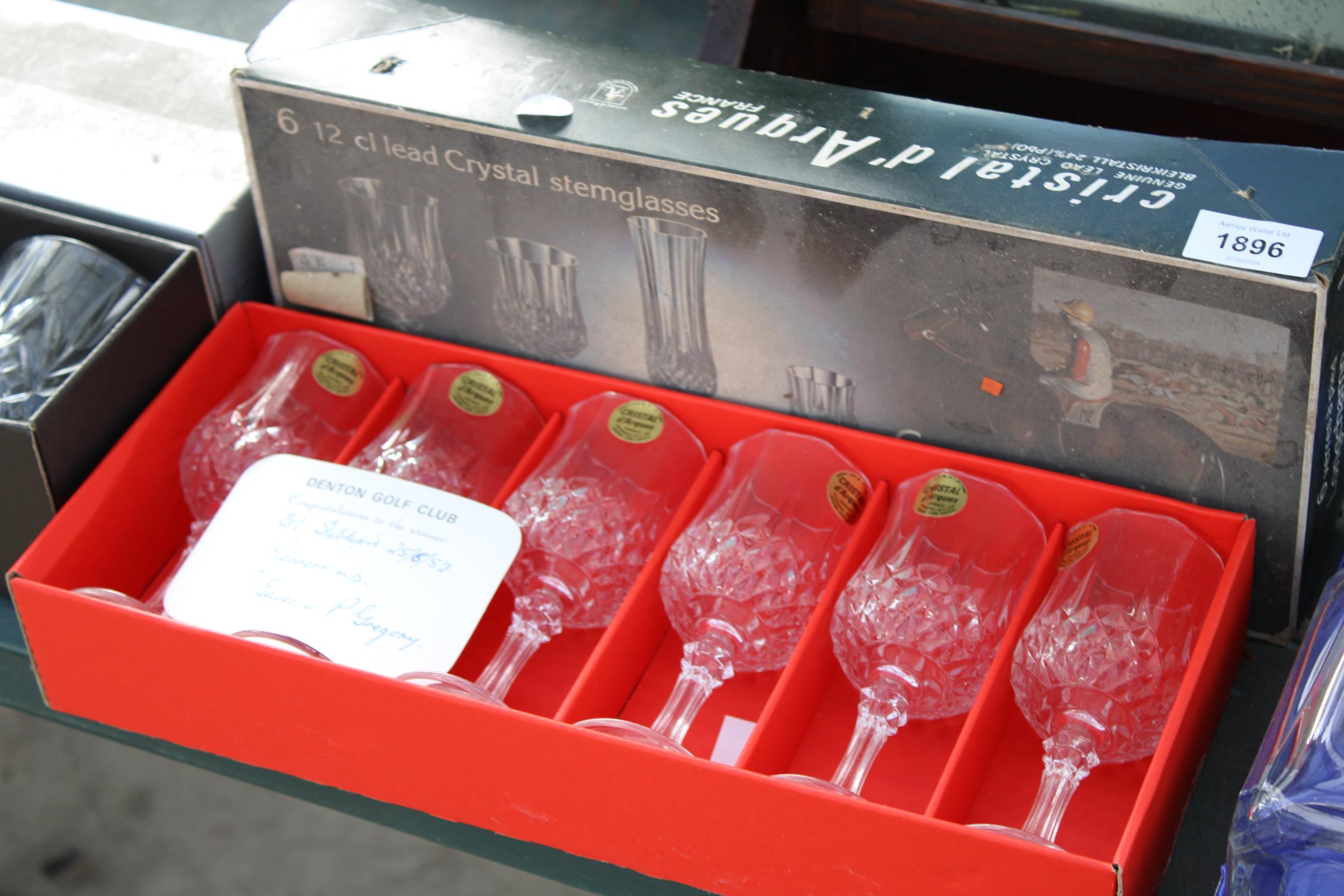 AN ASSORTMENT OF BOXED GLASS SETS TO INCLUDE CRYSTAL WINE GLASSES AND A WHISKEY DECANTOR AND GLASS - Bild 3 aus 4