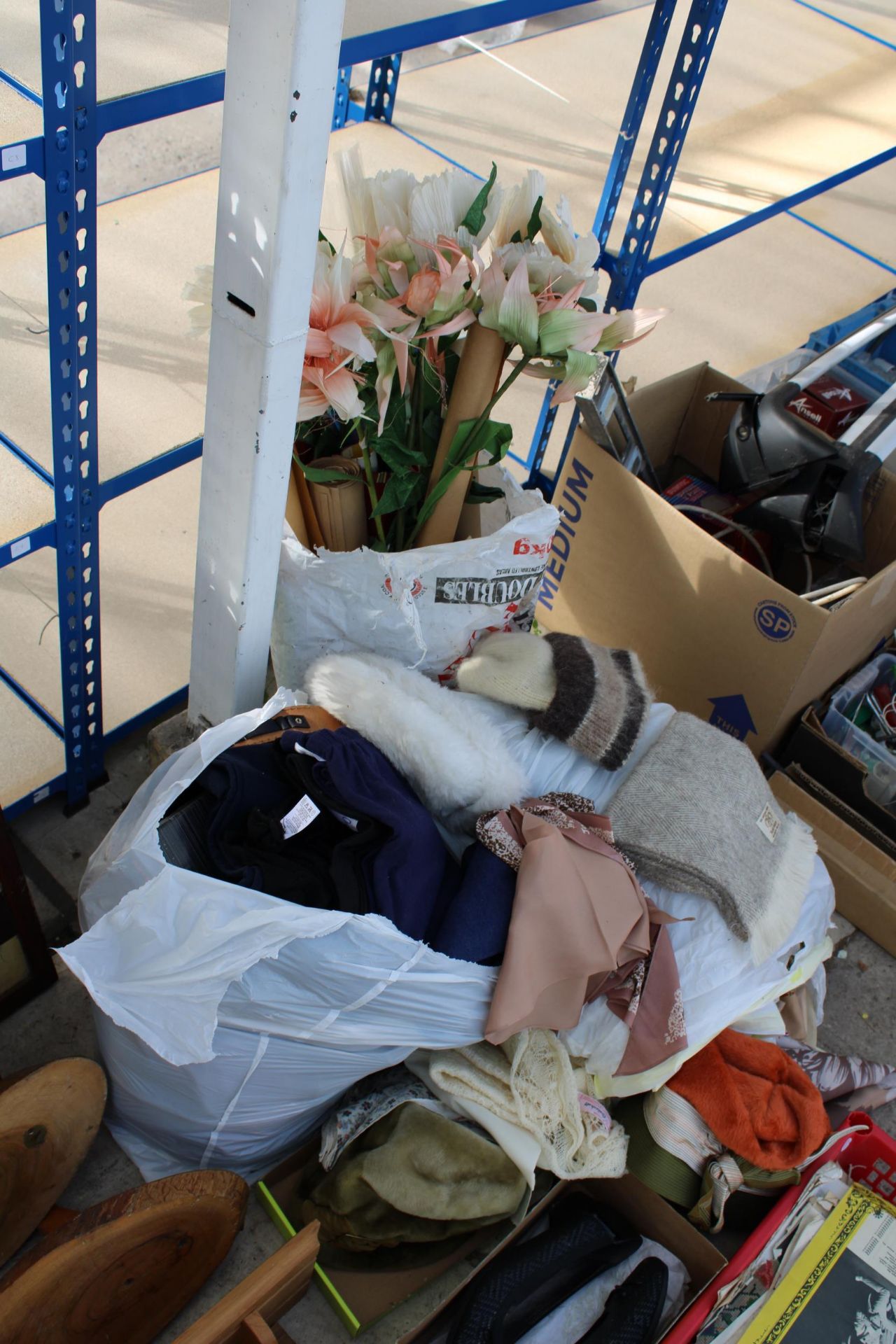 AN ASSORTMENT OF ITEMS TO INCLUDE WOODEN SHELVES, A CHESS BOARD AND ARTIFICIAL FLOWERS ETC - Image 3 of 4