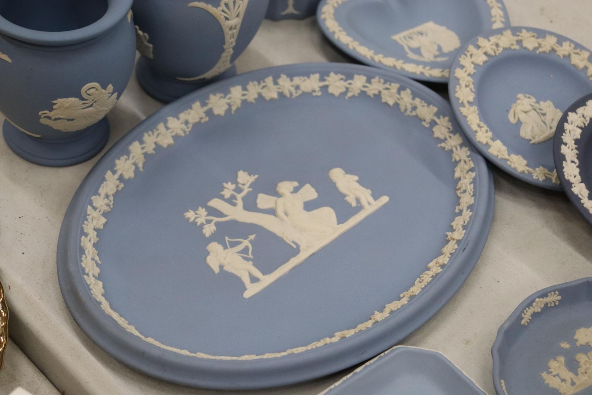 A COLLECTION OF JASPERWARE BLUE AND WHITE WEDGWOOD TO INCLUDE A BISCUIT BARREL, VASES, TINKET BOXES, - Image 4 of 11