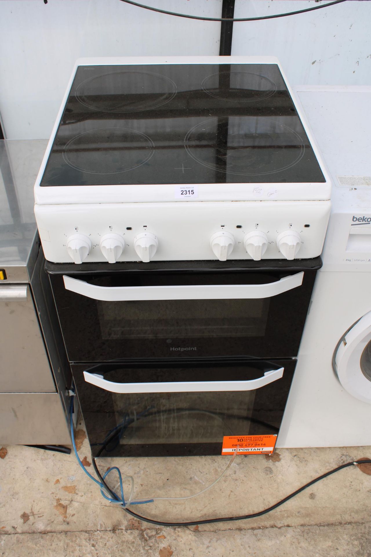 A WHITE AND BLACK HOTPOINT ELECTRIC OVEN AND HOB BELIEVED IN WORKING ORDER BUT NO WARRANTY