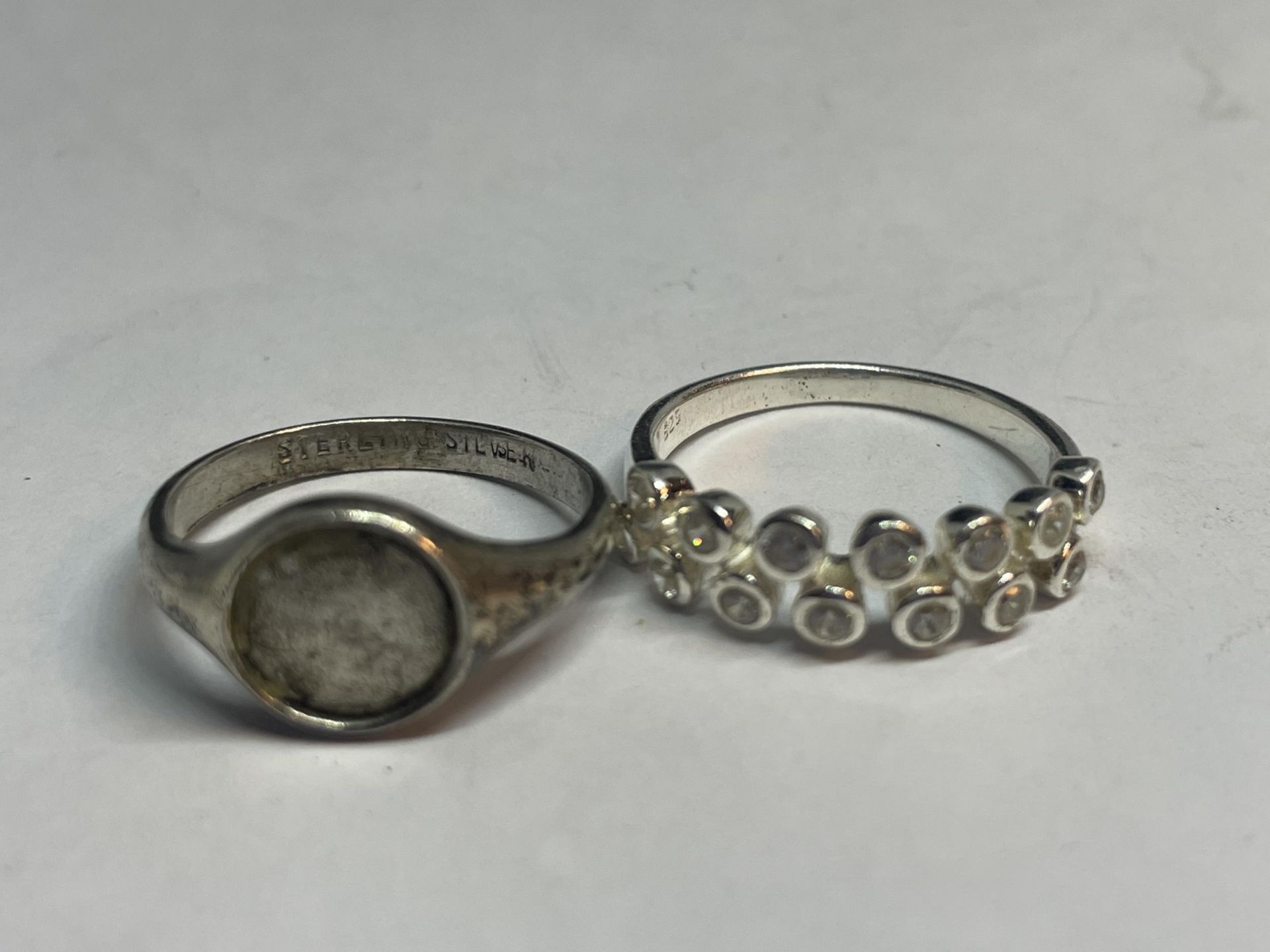 FOUR VARIOUS SILVER RINGS - Image 3 of 3