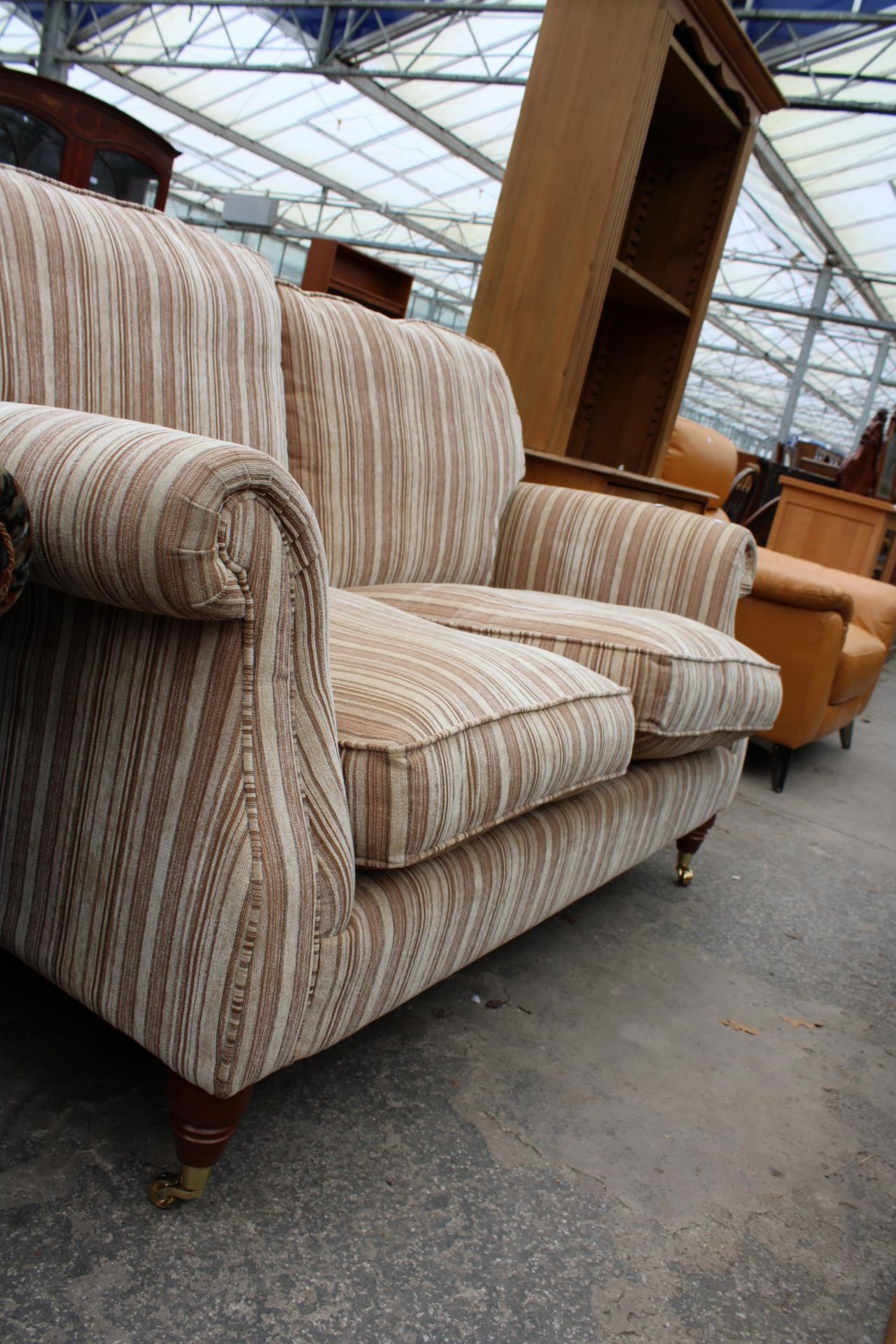 A PARKER KNOLL TWO SEATER SETTEE ON TURNED FRONT LEGS WITH BRASS CASTORS - Image 2 of 3