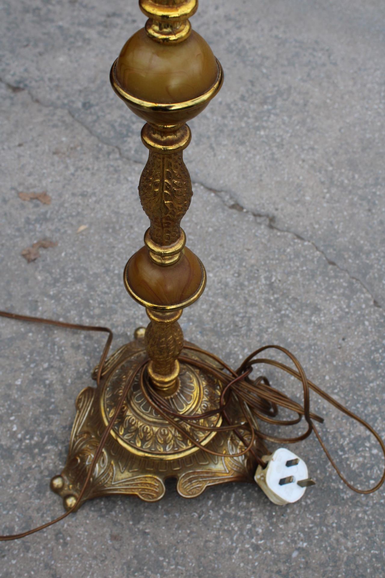 AN ONYX AND GILT STANDARD LAMP WITH SHADE - Image 3 of 4