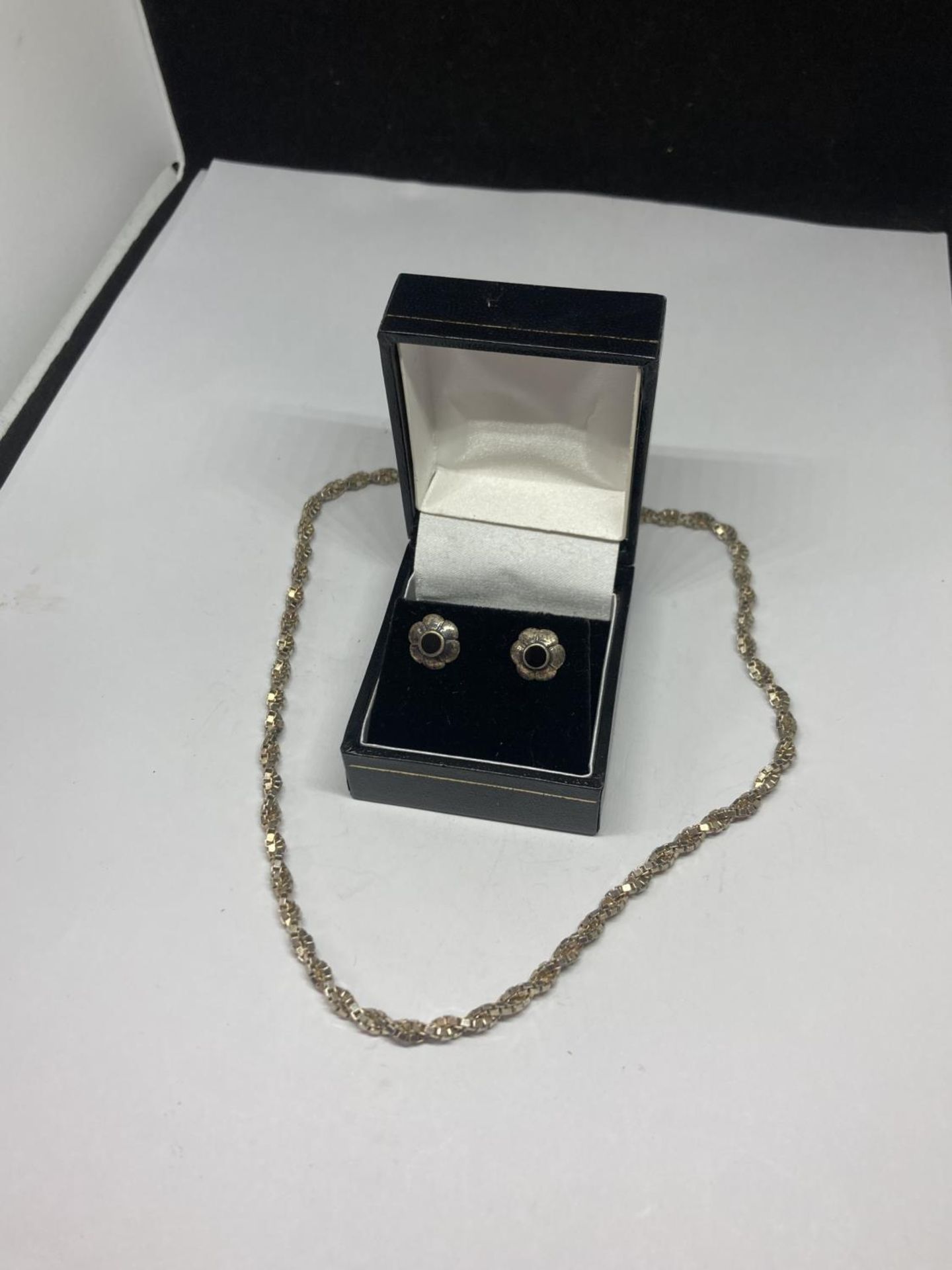 A PAIR OF SILVER EARRINGS AND A SILVER NECKLACE IN A PRESENTATION BOX