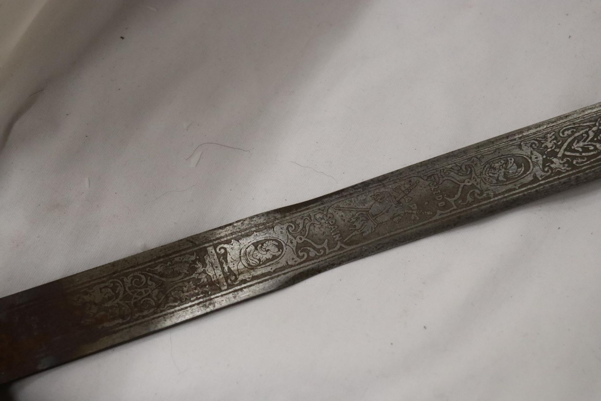 A VINTAGE SWORD WITH A BASKET HILT AND ENGRAVING TO THE TOP OF THE BLADE - Image 3 of 9
