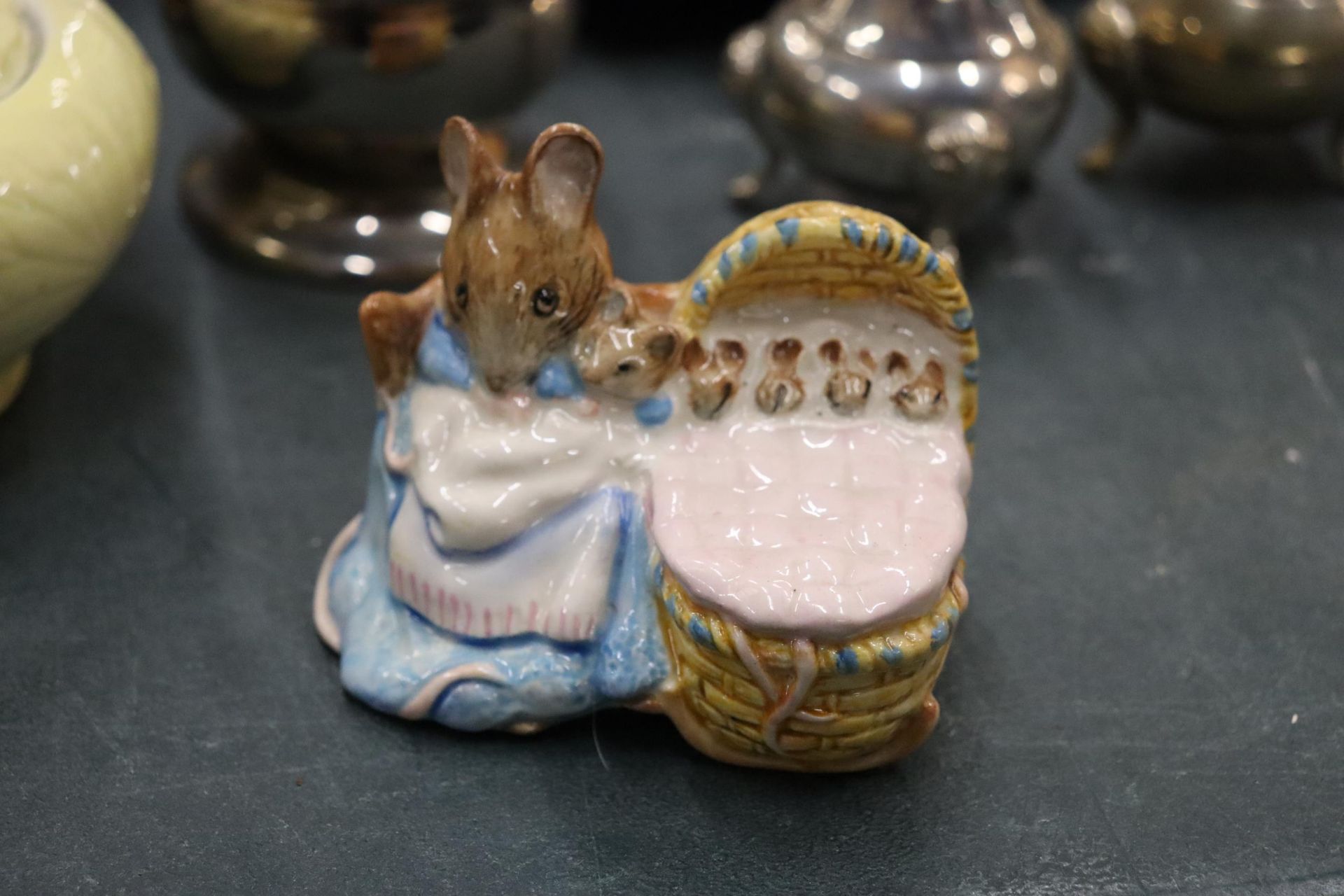 A QUANTITY OF COLLECTABLE CERAMICS TO INCLUDE ROYAL WORCESTER EVESHAM, CARLTONWARE, BELLEEK, BEATRIX - Image 4 of 15