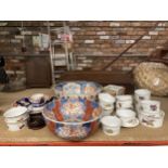 A MIXED LOT OF CERAMICS TO INCLUDE TWO ORIENTAL BOWLS, ROYAL WORCESTER CUSTARD CUPS/RAMEKINS ETC