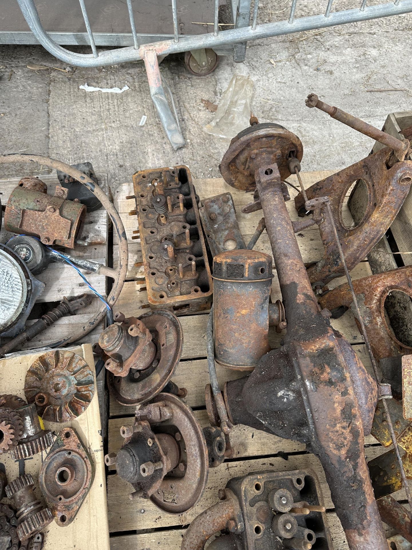 A VINTAGE AUSTIN A30 BARN FIND RESTORATION PROJECT COMPLETE WITH A NUMBER OF SPARE PARTS TO - Image 18 of 19
