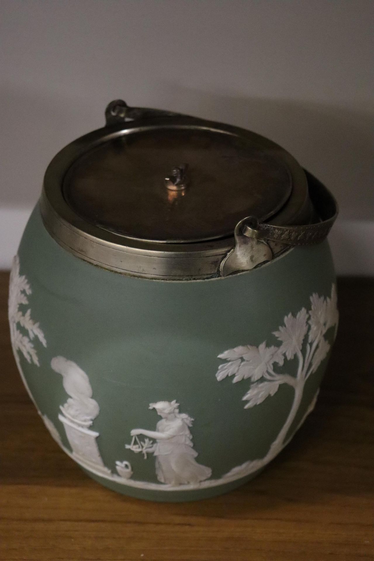 A GREEN WEDGWOOD JASPERWARE BISCUIT BARREL WITH PLATED LID AND HANDLE, HEIGHT 14CM - Image 4 of 4
