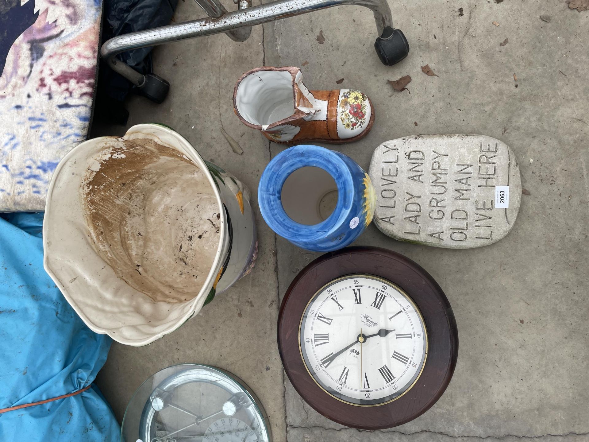 AN ASSORTMENT OF ITEMS TO INCLUDE CLOCKS AND AN ELECTRIC FIRE ETC - Bild 4 aus 4