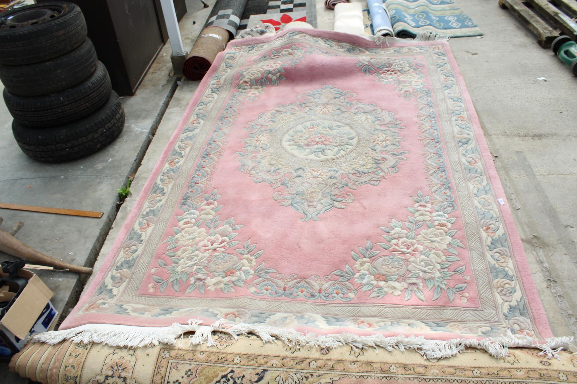 A LARGE PINK PATTERNED FRINGED RUG - Image 2 of 6