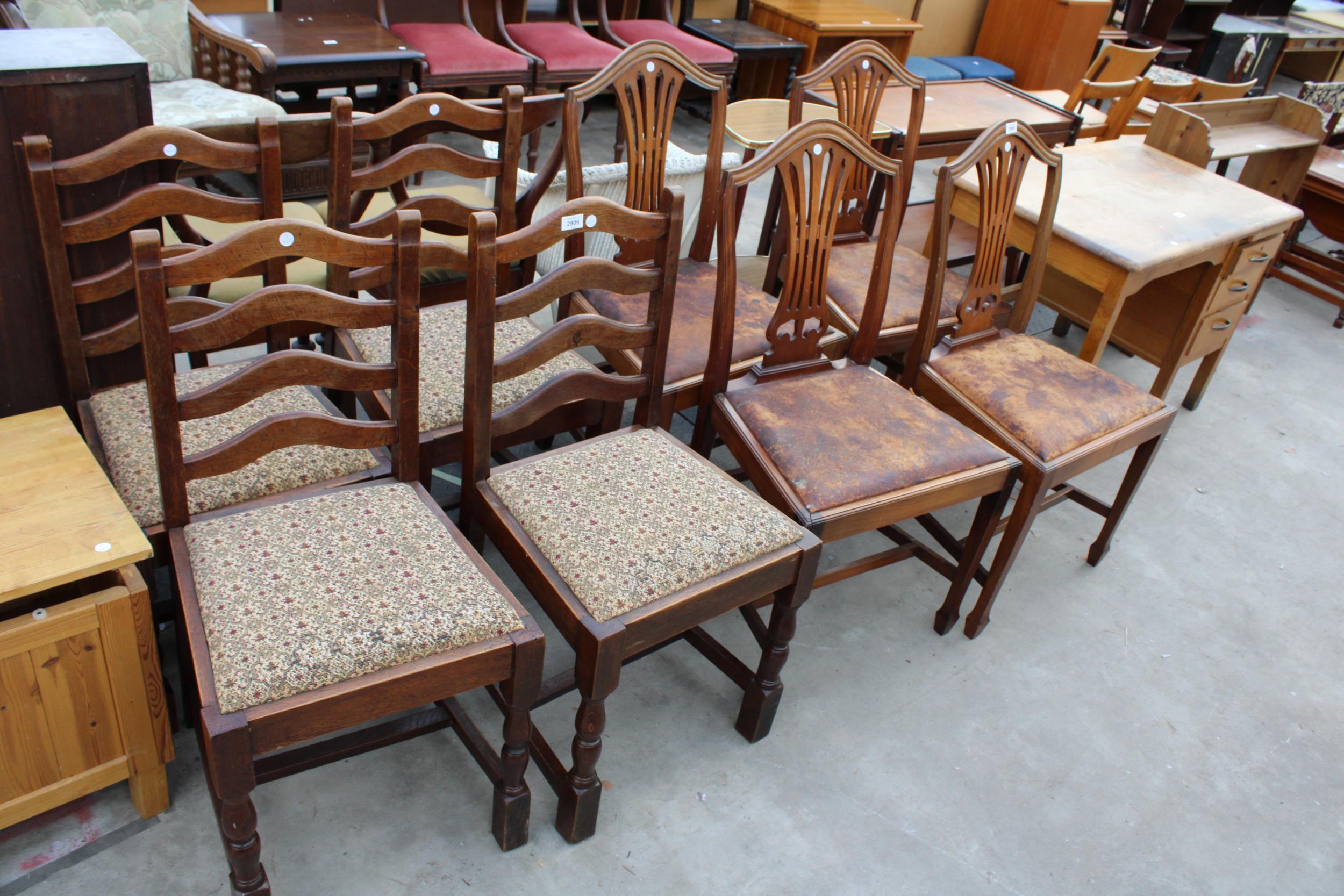 A SET OF FOUR MAHOGANY FIDDLE BACK DINING CHAIRS ON TAPERING LEGS WITH SPADE FEET