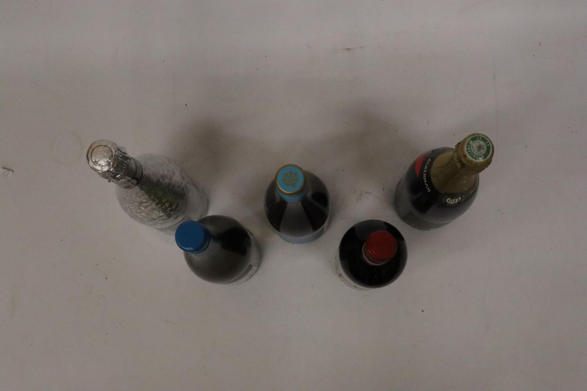 FIVE VARIOUS BOTTLES OF WINE TO INCLUDE A SAUVINGNON BLANC, PROSECCO ETC - Bild 6 aus 6