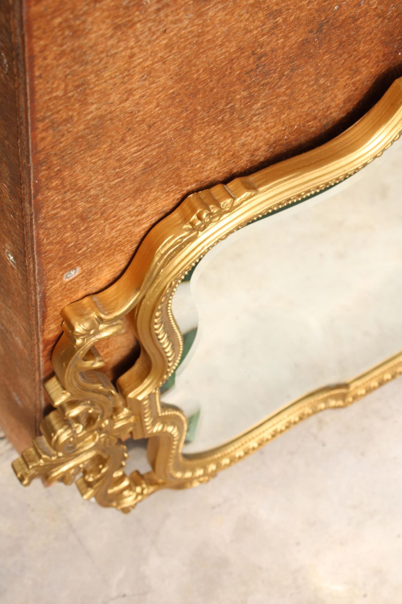 A 19TH CENTURY GILT EFFECT BEVEL EDGE WALL MIRROR, 37" X 21" - Image 4 of 4