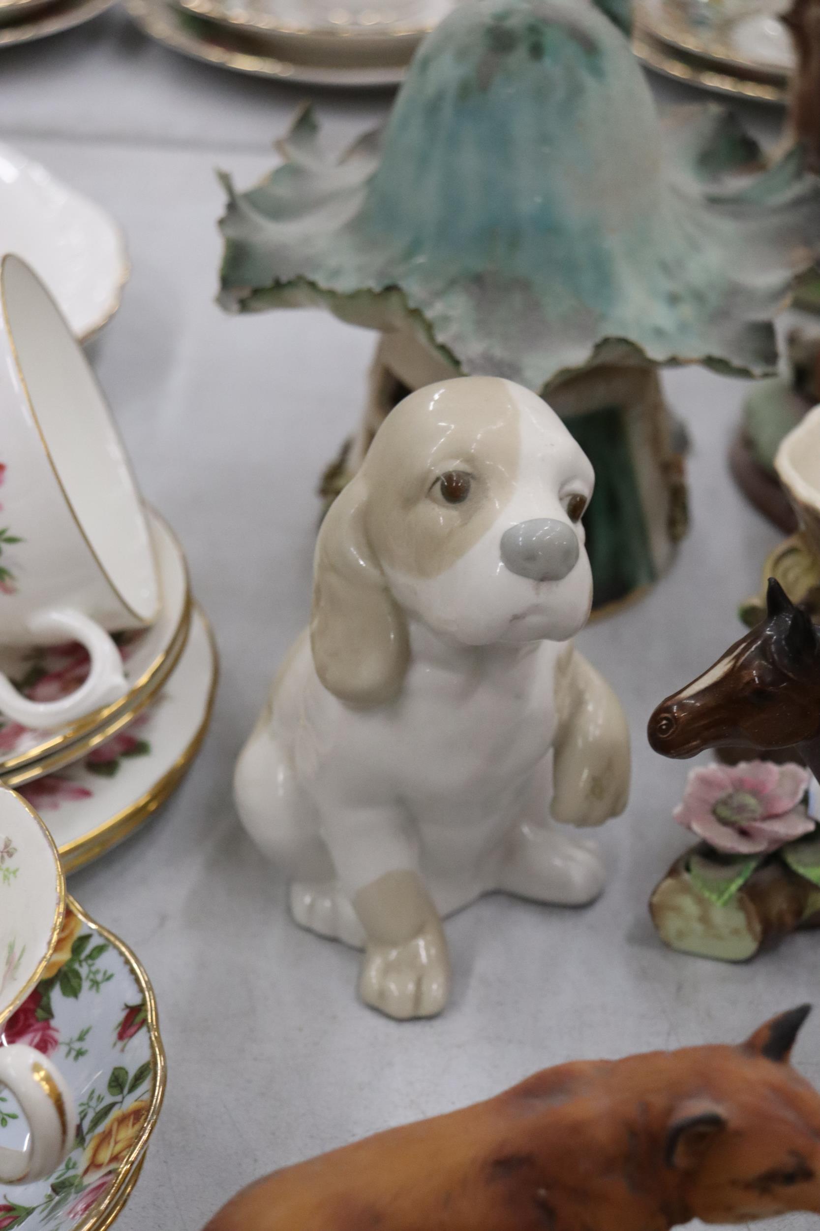 A COLLECTION OF CERAMIC ANIMALS AND FIGURES TO INCLUDE A SYLVAC DOG WITH SLIPPER, CONTINENTAL - Image 7 of 12