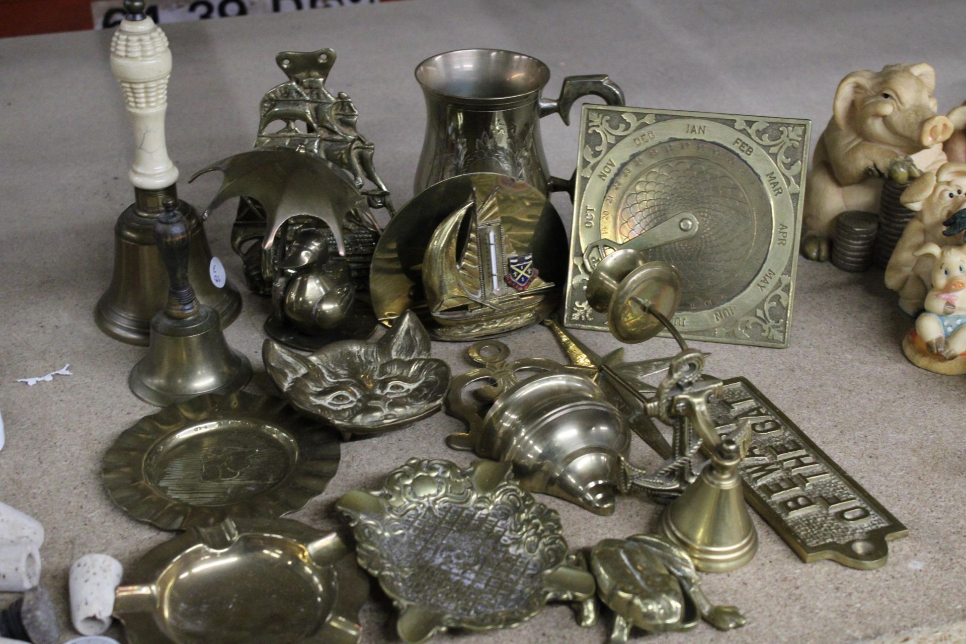 A COLLECTION OF BRASSWARE TO INCLUDE BELLS, PIN DISHES, A CALENDAR, WALL SCONCE, ETC - Image 5 of 5