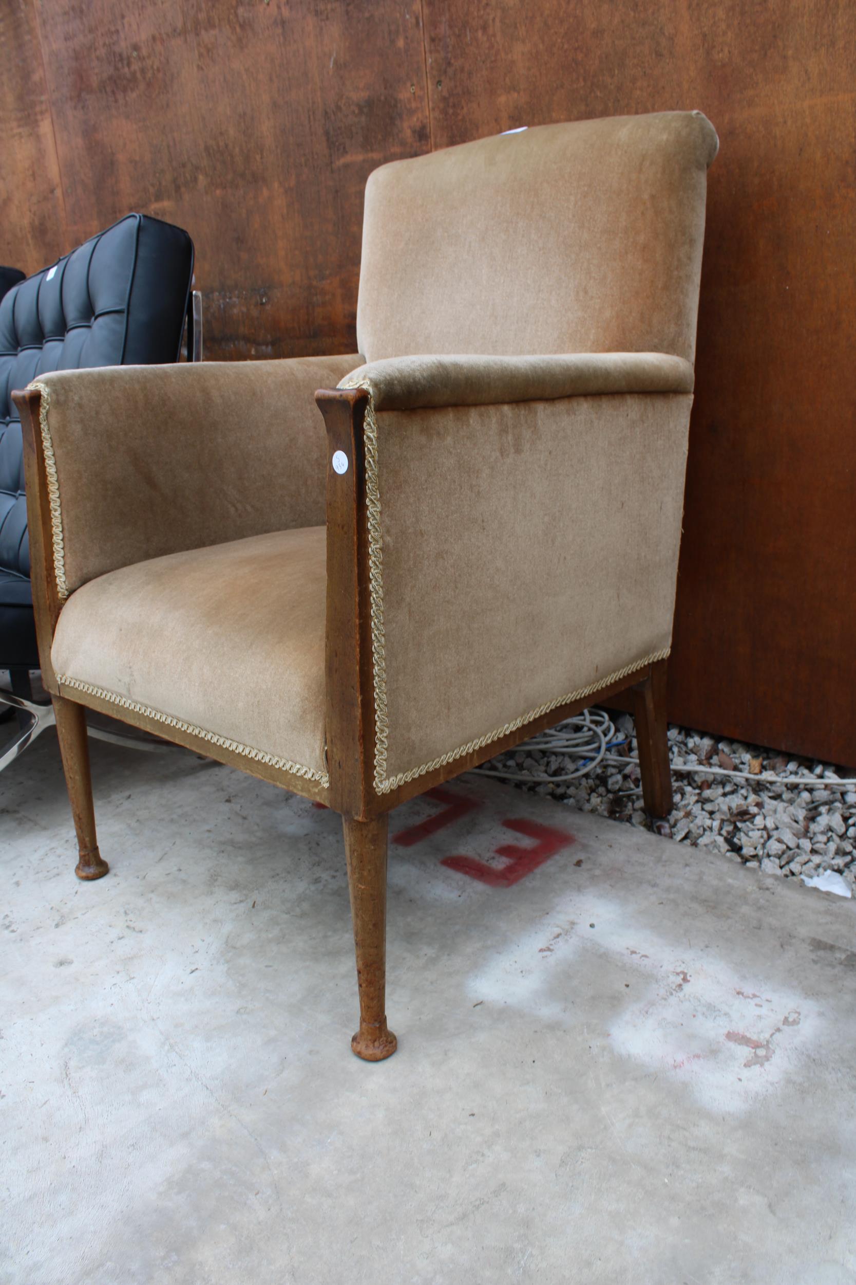 AN EDWARDIAN MAHOGANY UPHOLSTERED FIRESIDE CHAIR ON TAPERING FRONT LEGS - Image 2 of 2
