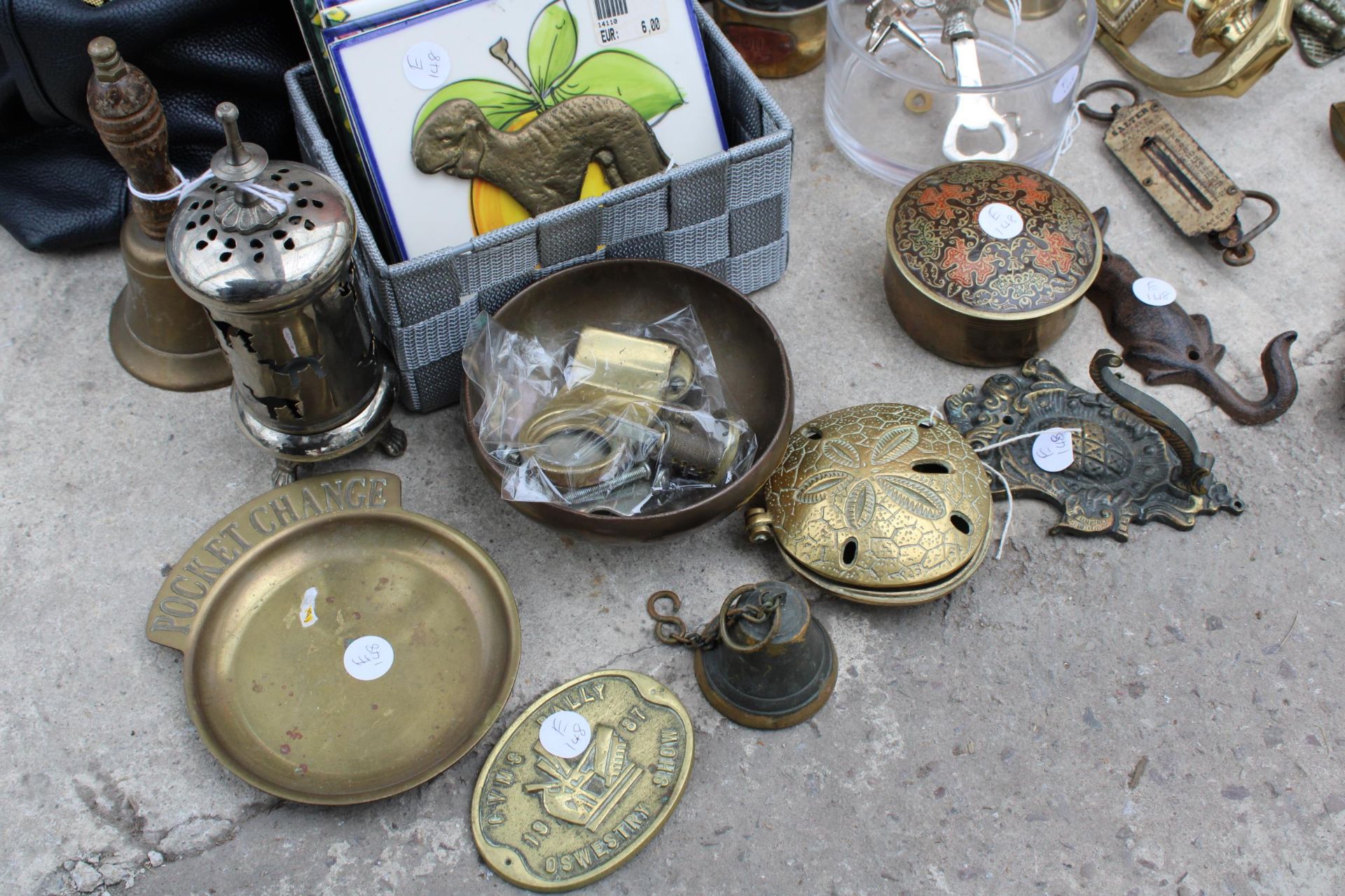 AN ASSORTMENT OF ITEMS TO INCLUDE BRASS TRINKET BOXES, TILES AND AN ACTION FIGURE - Image 3 of 7