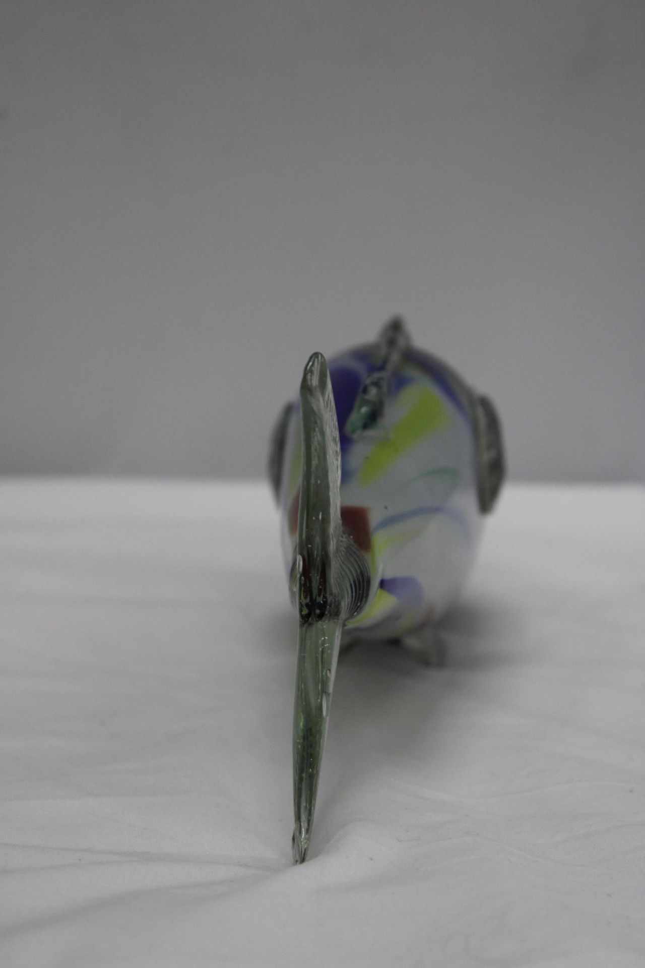 A MURANO-STYLE MOTTLED GLASS FISH TOGETHER WITH A BRASS PLANT STAND - Image 5 of 5