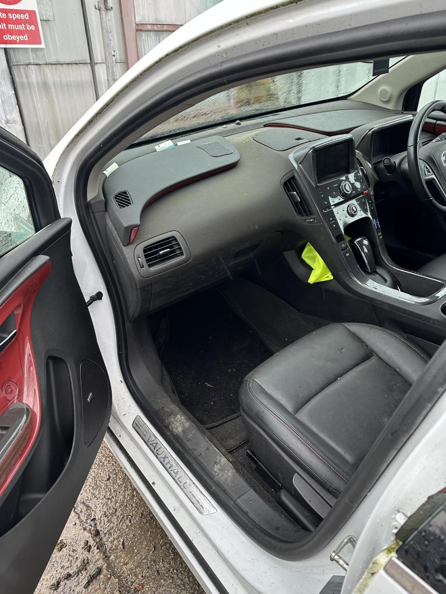 A VAUXHALL AMPERA ELECTRON 5 DOOR HATCHBACK HYBRID, DATE OF FIRST REGISTRATION 11/06/2012. - Image 13 of 16