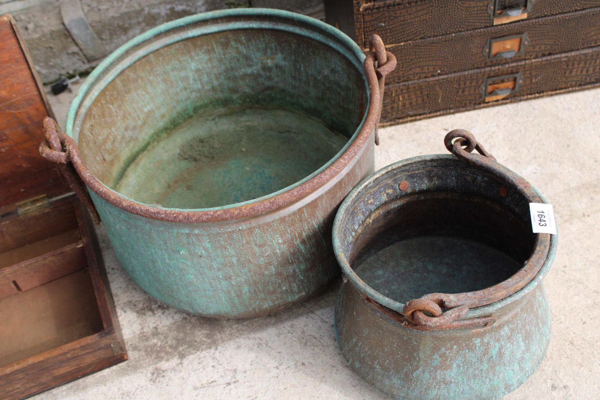 TWO VINTAGE COPPER COOKING POTS WITH STEEL HANDLES - Image 2 of 2