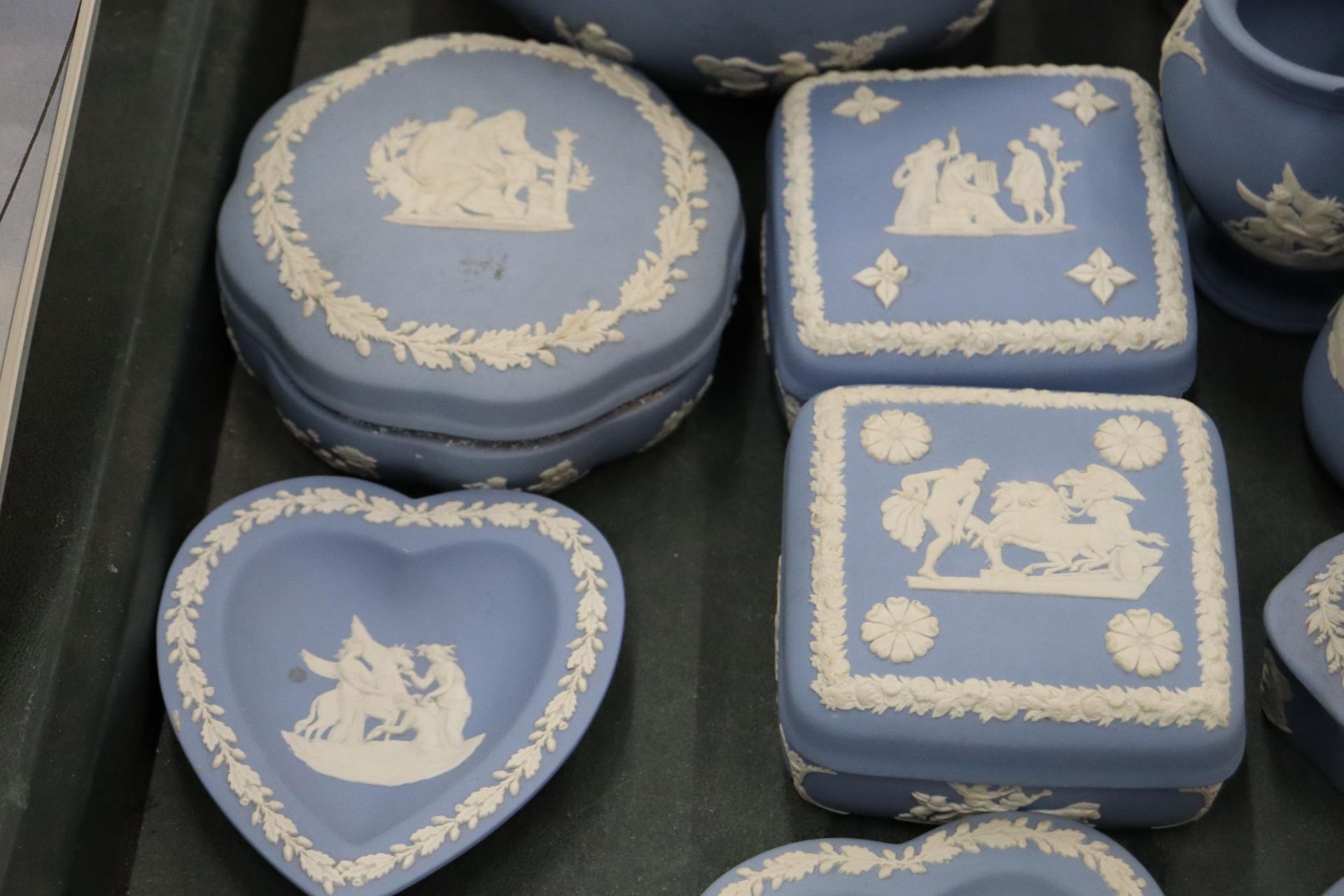 A COLLECTION OF POWDER BLUE WEDGWOOD JASPERWARE TO INCLUDE PIN TRAYS, TRINKET BOXES, VASES, BOWLS, - Image 4 of 9