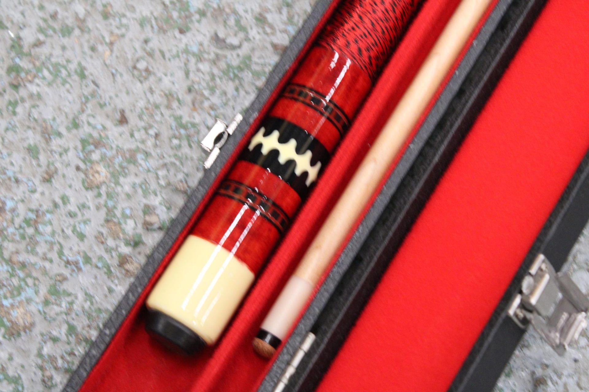 A RILEY SNOOKER/POOL CUE IN A HARD CASE - Image 2 of 4