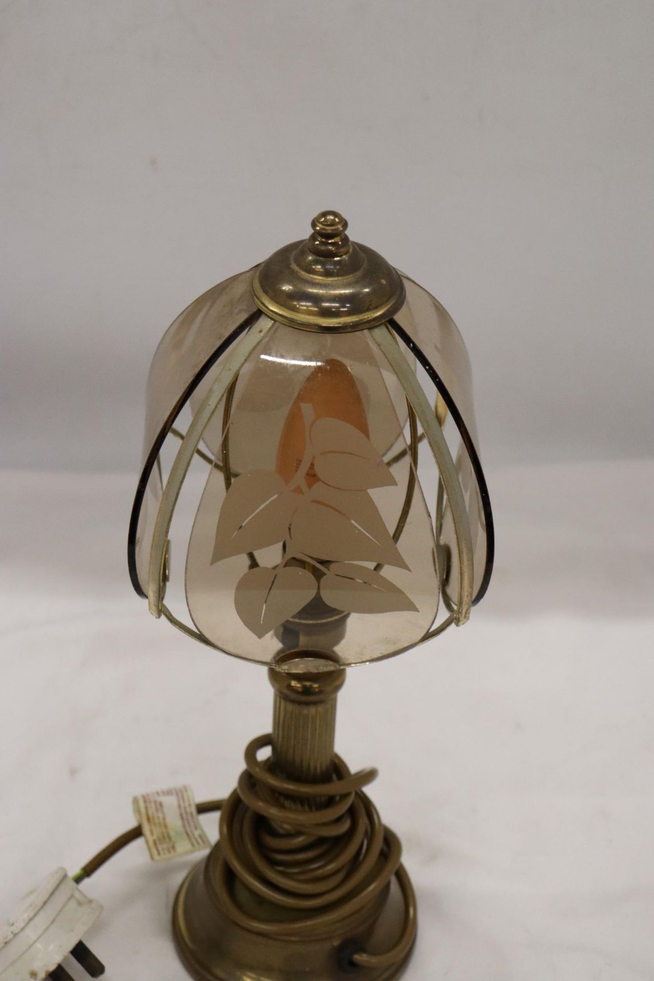A VINTAGE FOUR PANEL SHADED BRASS LAMP (WORKING AT TIME OF CATALOGING) NO WARRANTIES GIVEN - Bild 3 aus 7